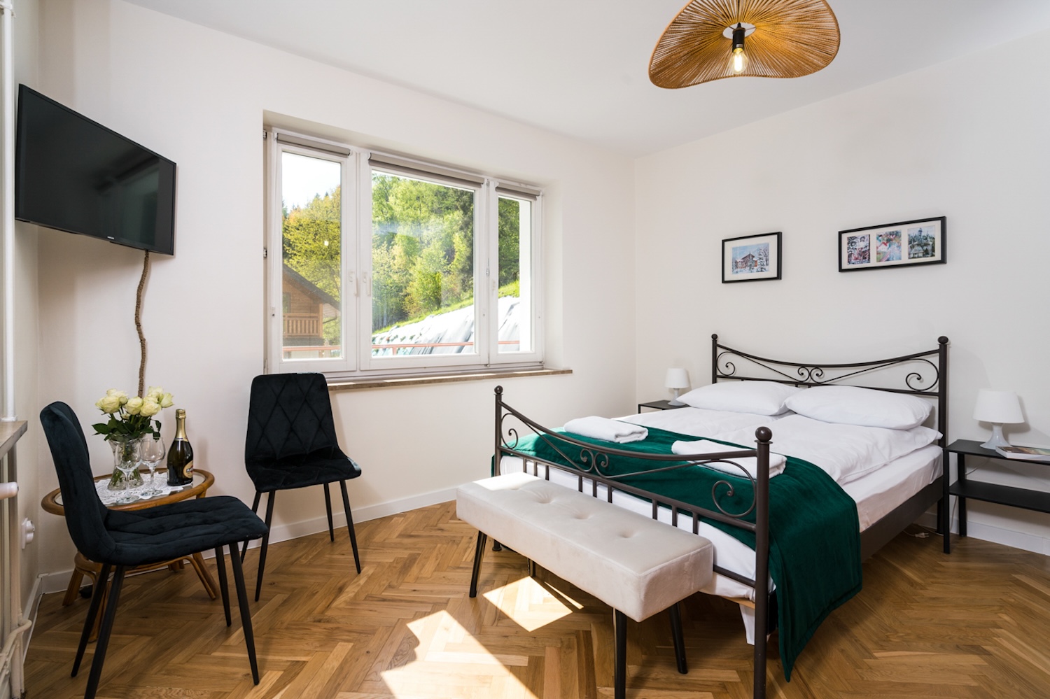Apartament Deluxe z balkonem (4) — przestronny apartament z podwójnym łóżkiem i widokiem na las