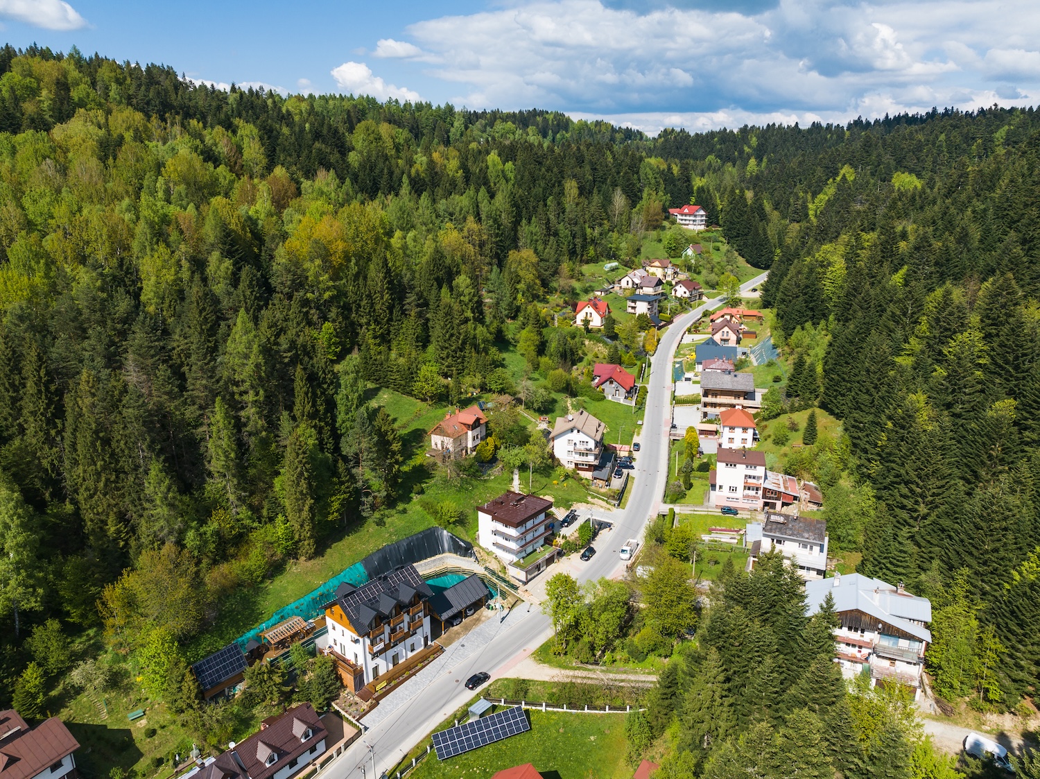 Lokalizacja obiektu — leśna dolina wśród wzgórz Krynicy-Zdroju